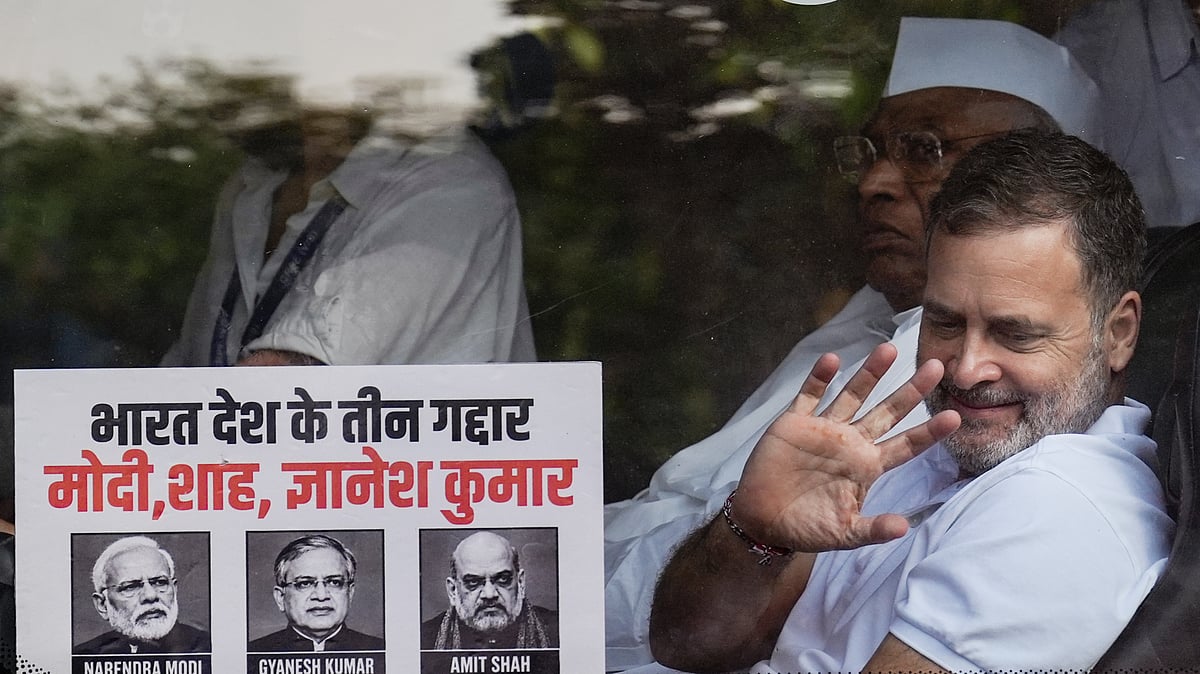 Mallikarjun Kharge and Rahul Gandhi on their way to Mahatma Gandhi's memorial at Rajghat, 8 Oct