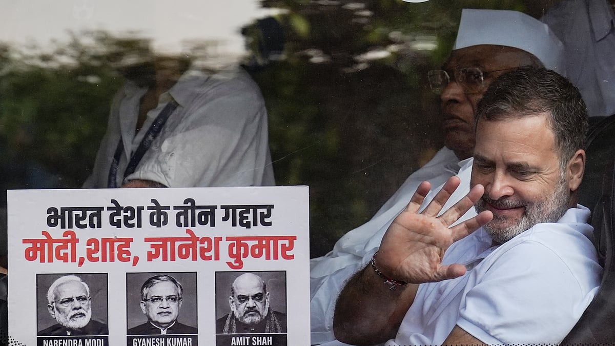Mallikarjun Kharge and Rahul Gandhi on their way to Mahatma Gandhi's memorial at Rajghat, 8 Oct