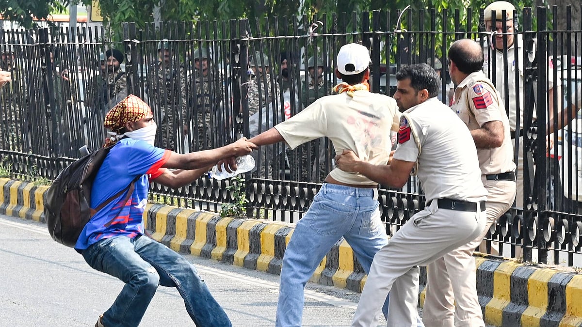 Delhi Police detaining CJP supporters, 10 October 