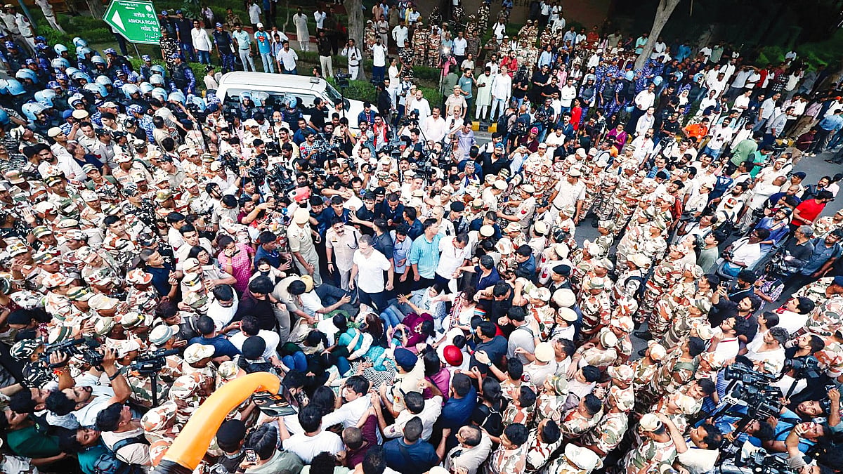 Rahul Gandhi (C) amidst a sea of police personnel in Delhi, 7 October