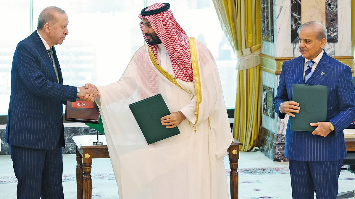The leaders of Turkey, Saudi Arabia and Pakistan at the signing of the Mecca pact