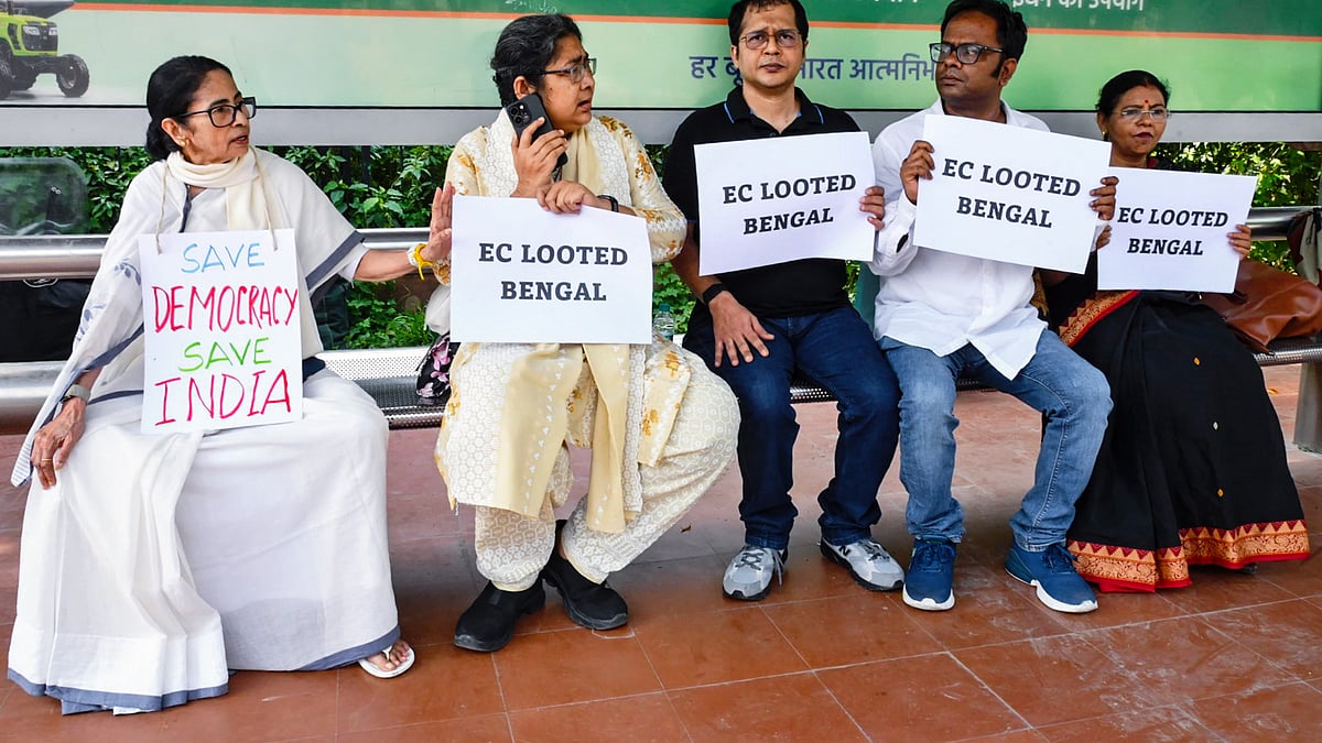 Mamata Banerjee (far left) and TMC leaders on a dharna in New Delhi, 10 Oct