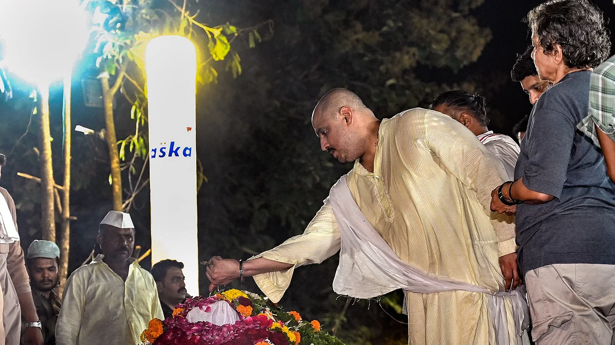 Actor Nana Patekar's son and wife during his last rites in Pune
