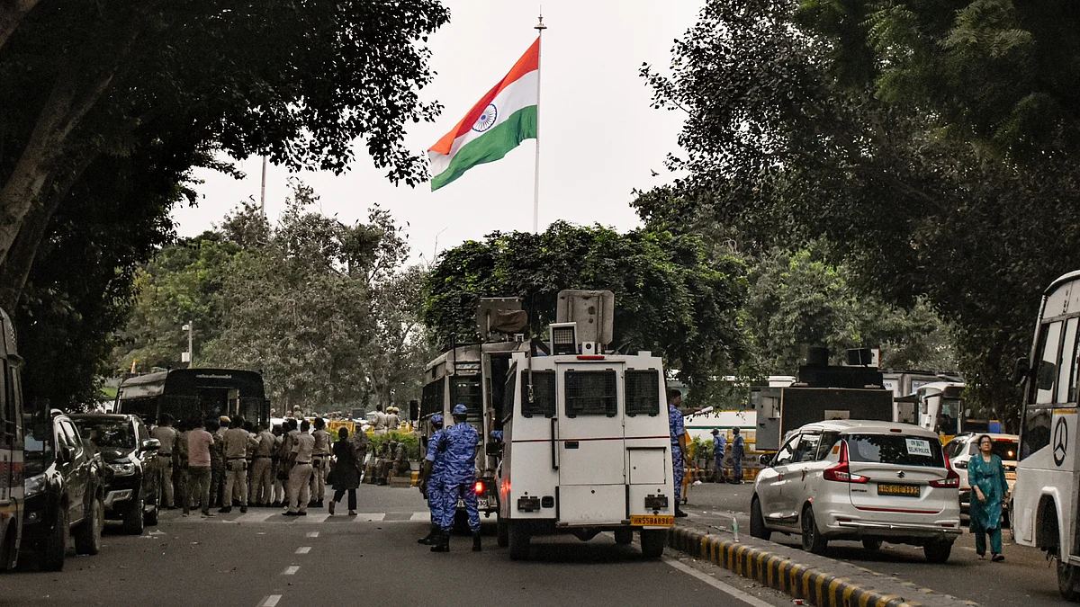 Security personnel and police vehicles following the anti-CEC protest in New Delhi, 10 Oct