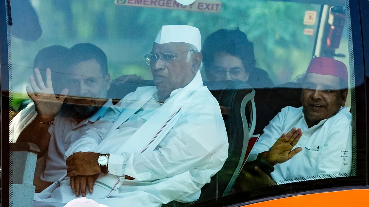 Mallikarjun Kharge, Rahul Gandhi, Priyanka Gandhi Vadra, Dharmendra Yadav and others proceed to the SC