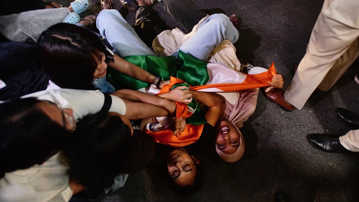 Protesting SFI members being detained in New Delhi, 11 October