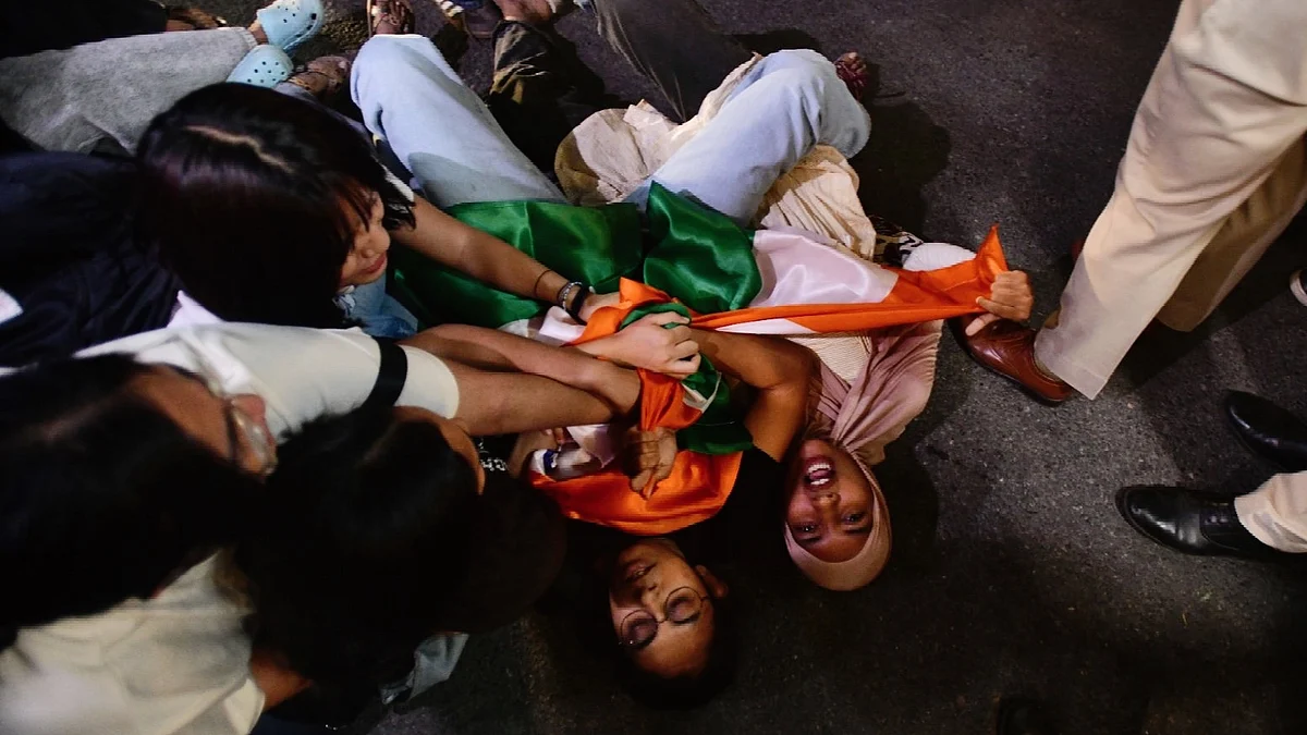 Protesting SFI members being detained in New Delhi, 11 October