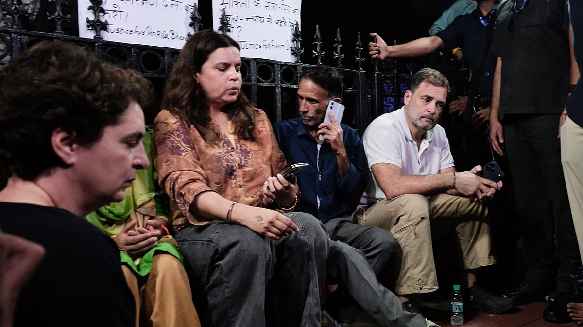 Rahul Gandhi and Priyanka Gandhi Vadra with Ankita Bhandari's parents at India Gate, 14 Oct