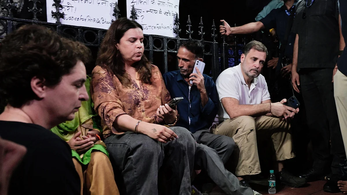 Rahul Gandhi and Priyanka Gandhi Vadra with Ankita Bhandari's parents at India Gate, 14 Oct