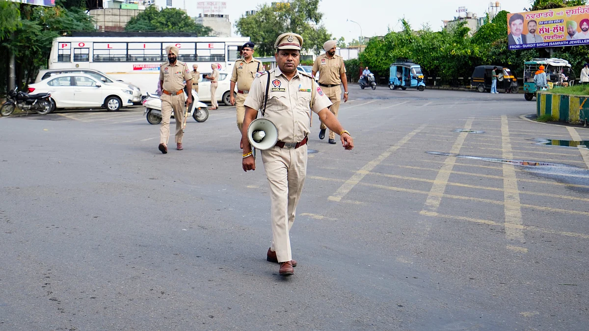 Punjab Police personnel keep vigil during the bandh, in Amritsar, 15 Oct