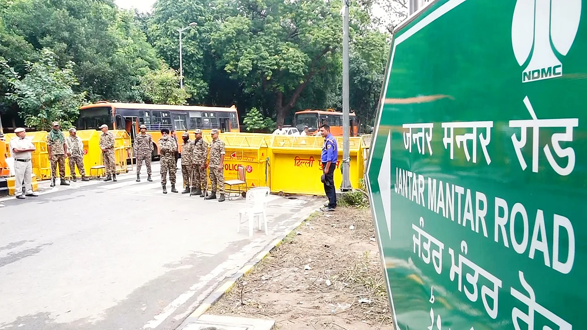 Police personnel near barricades ahead of a 'tiranga' march by the CJP, at Jantar Mantar, 16 Oct