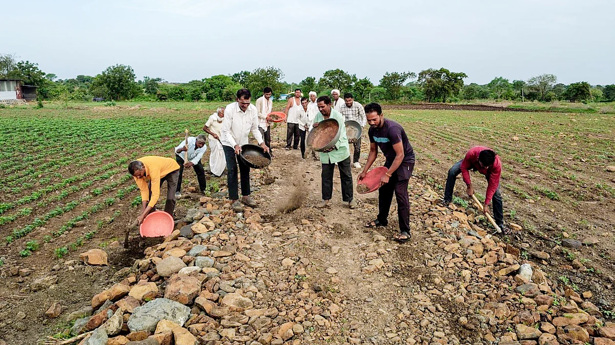 Members of a farmers' group prepare land for cultivation in Latur district, 14 Oct