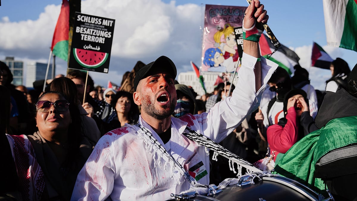Pro-Palestinian protesters attend a rally in Berlin, Germany, 10 Oct