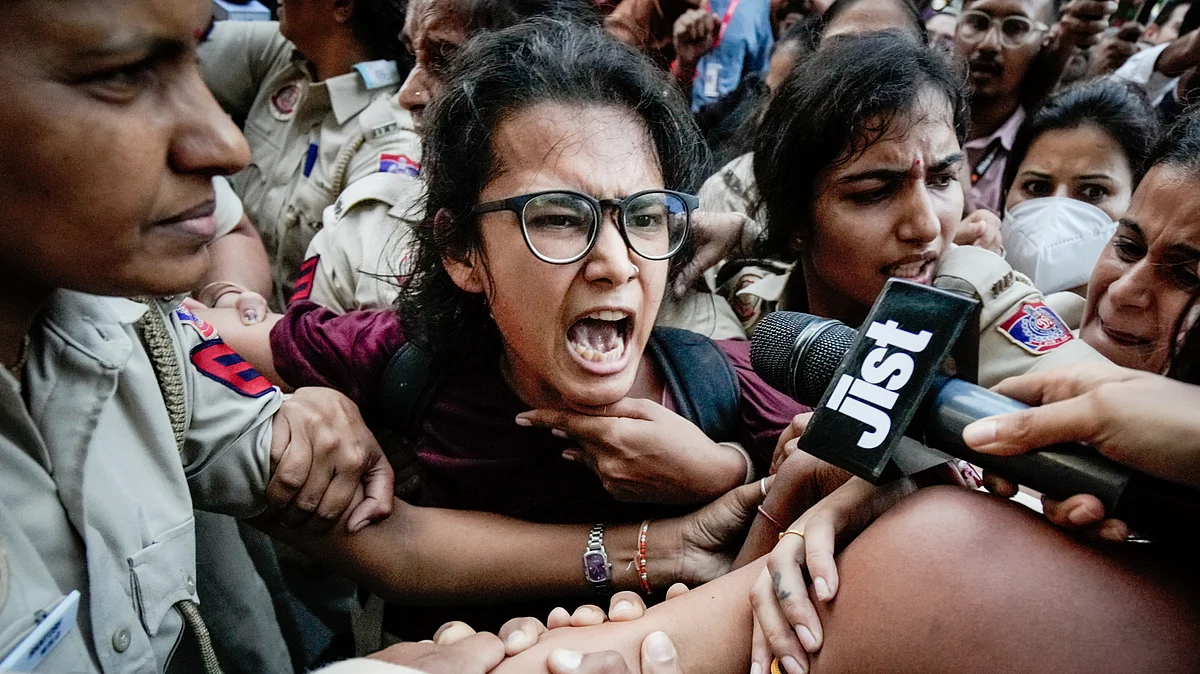 Neha Bora being detained at Mandi House, New Delhi, 16 Oct
