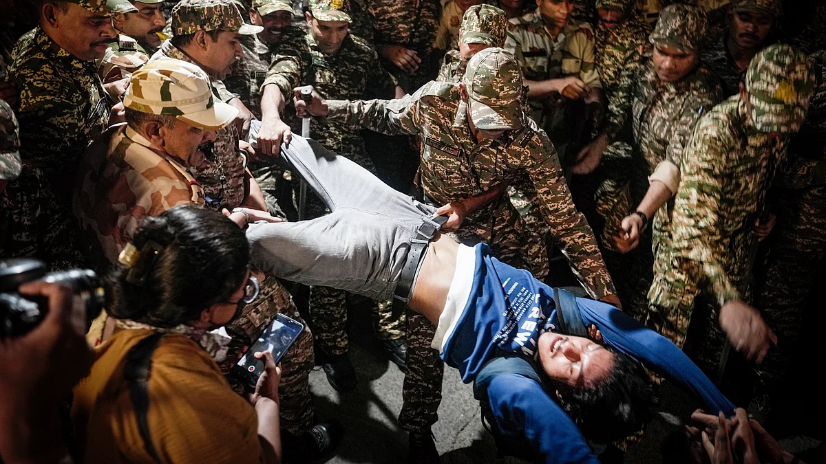 Protesters being removed by the police during the 'Lehra Do Tiranga' protest in New Delhi, 16 Oct