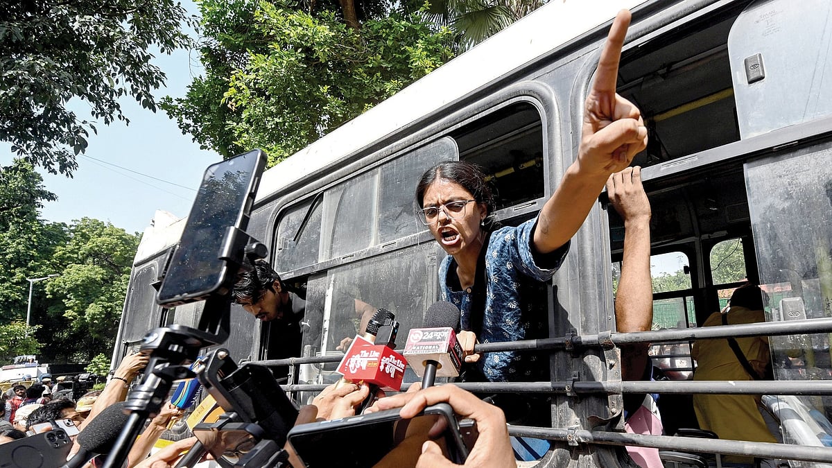 Rahul accuses Delhi Police of using humiliation & violence to deter protesters