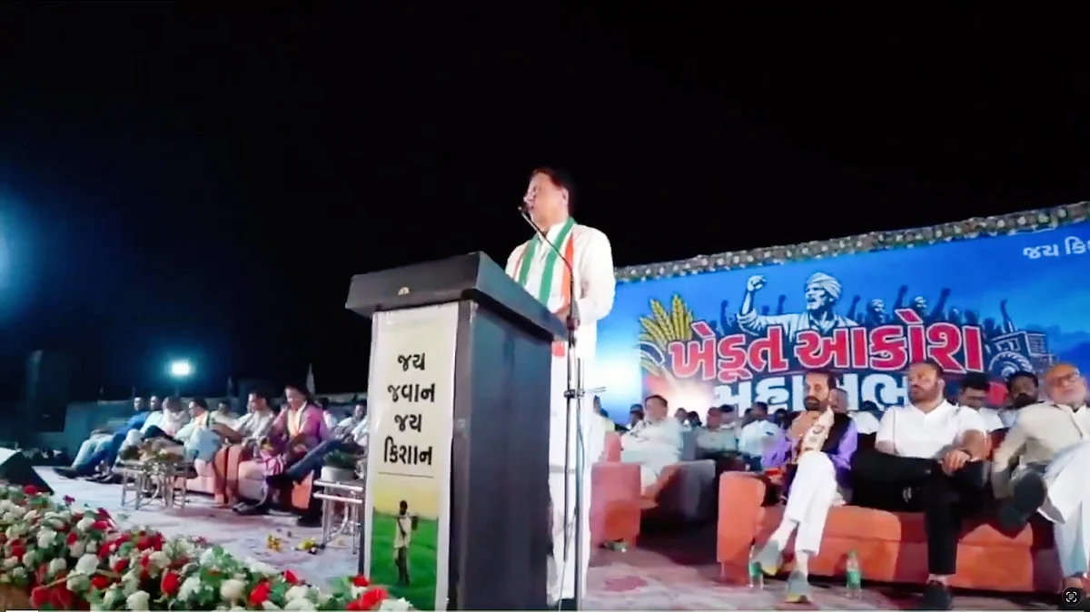 Randeep Surjewala addresses a Kisan Mahasabha in Morbi, Gujarat