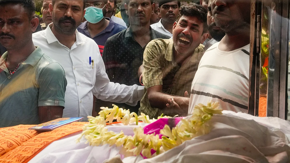 Grieving relatives of a victim of the Chorbagan puja pandal stampede in Kolkata, 18 Oct. 18