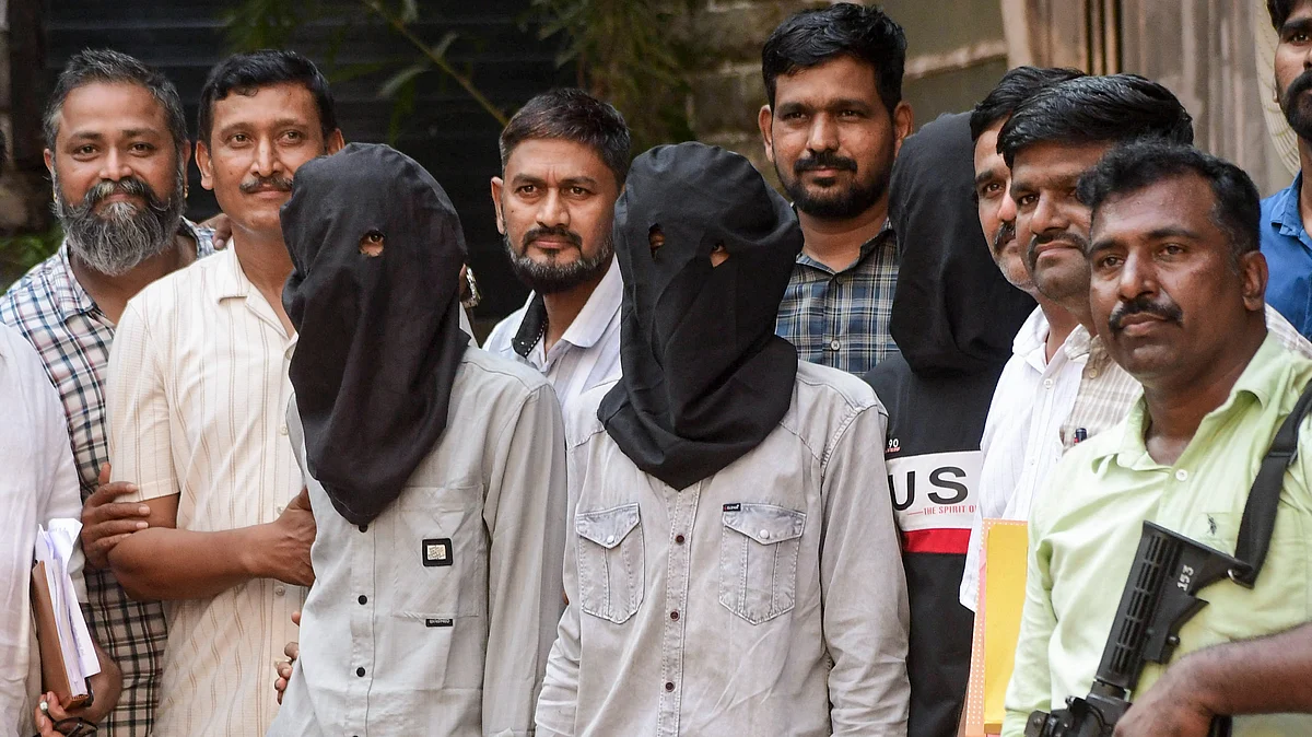 Accused persons in police custody in Mumbai.