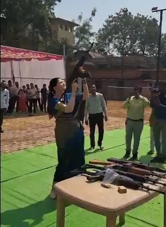 Ceremonial firing traditionally uses blank rounds, though the ammunition used in the videos was not independently established