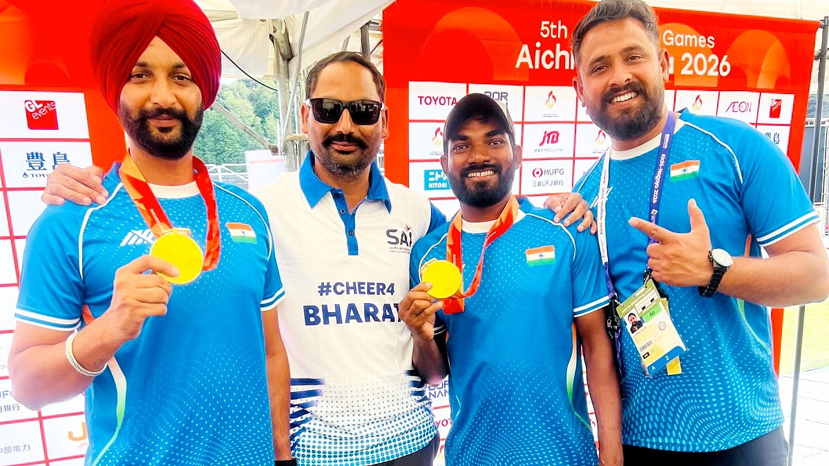 India's Harvinder Singh (L) and Vijay Sundi (2nd R) pose for a photograph in Nagoya, Japan. 