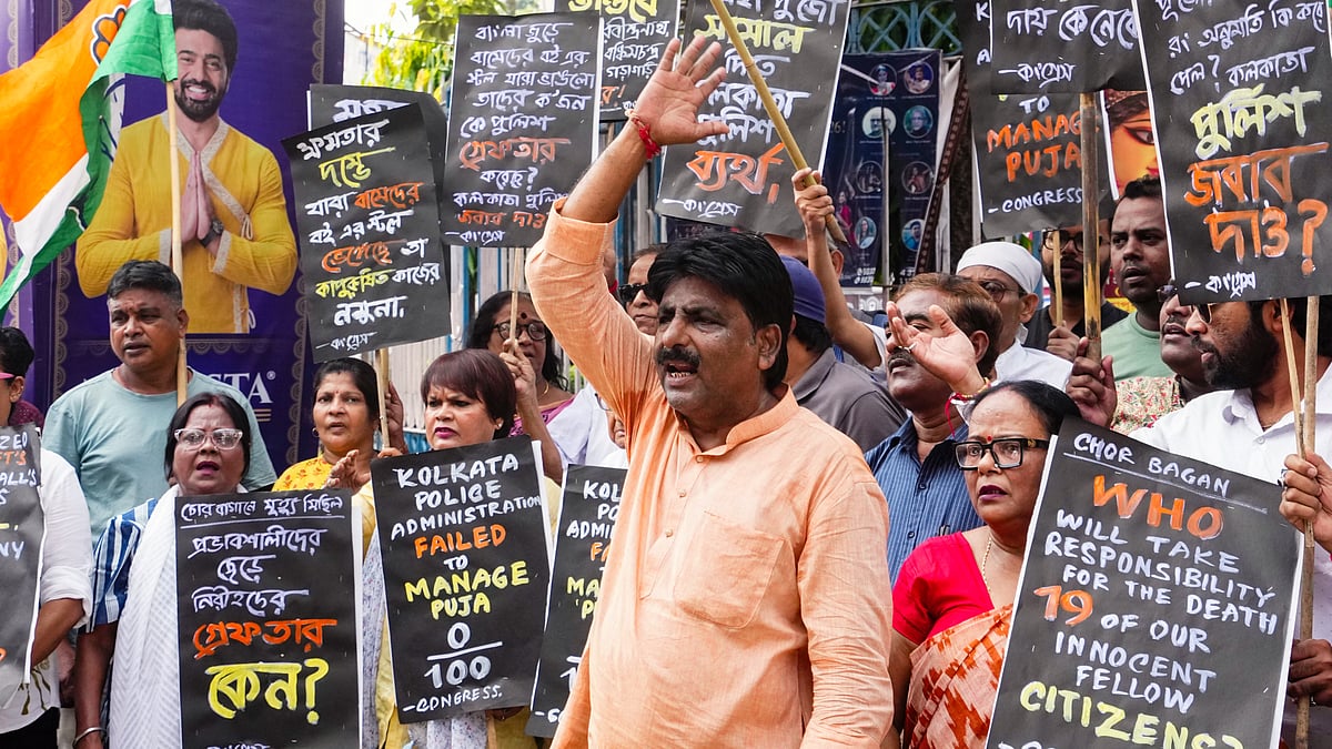 Congress activists protest alleged police failure at Chorbagan pandal, in Kolkata, 23 Oct