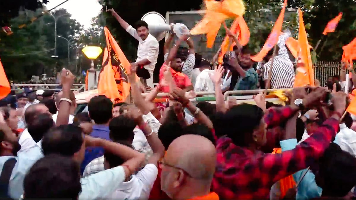 A Bangiya Hindu Jagran mob outside SRFTI on 4 October