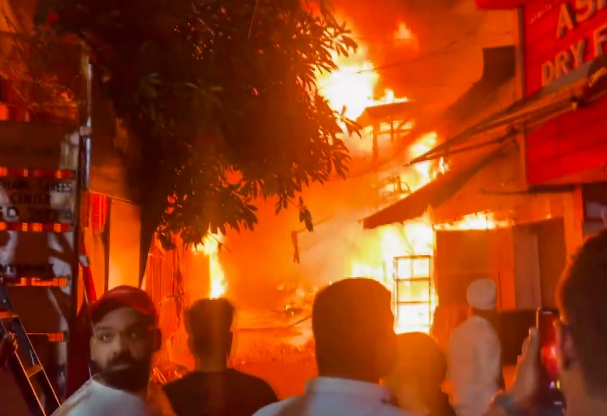 The market’s narrow approach restricted access for firefighting teams, making it difficult for them to reach the burning shops directly.