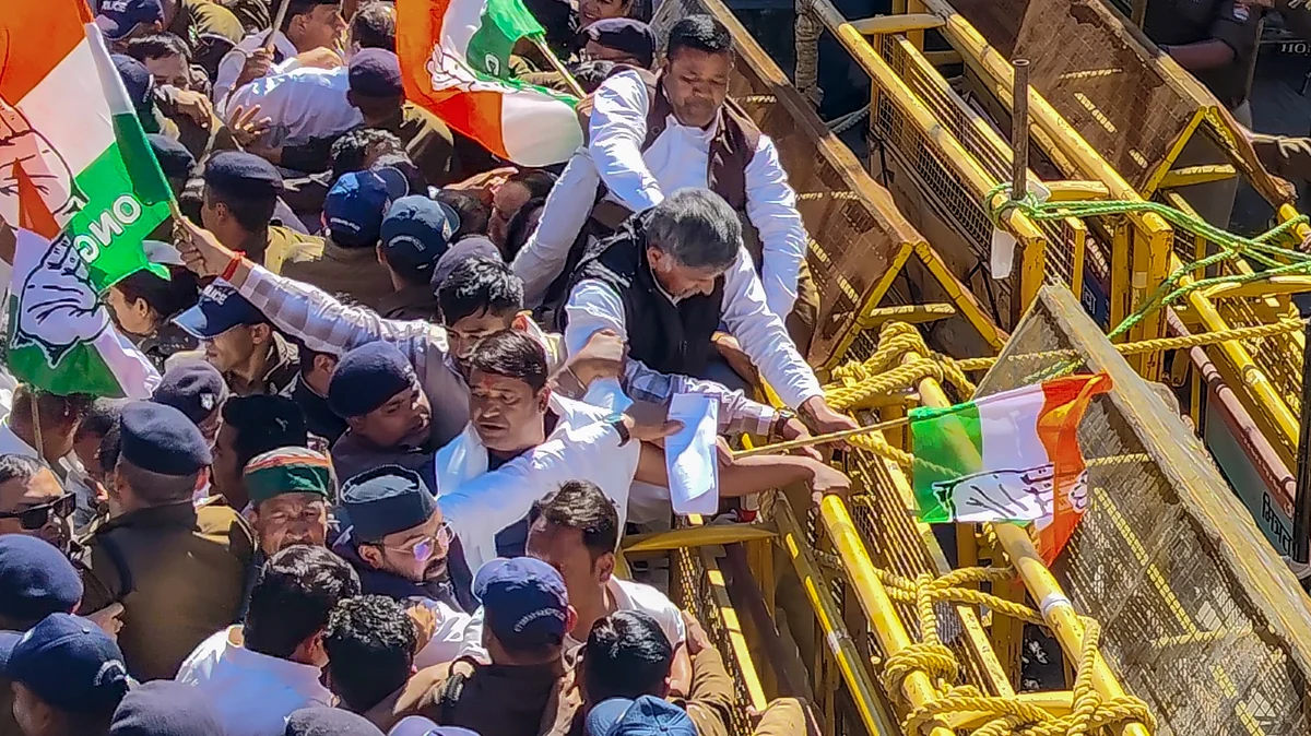 Congress workers scuffle with police near Uttarakhand Assembly