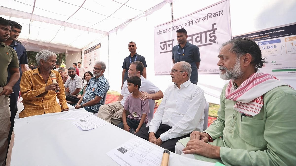 Rahul Gandhi and others at a 'Jan Sunwai' in Delhi on 27 October 