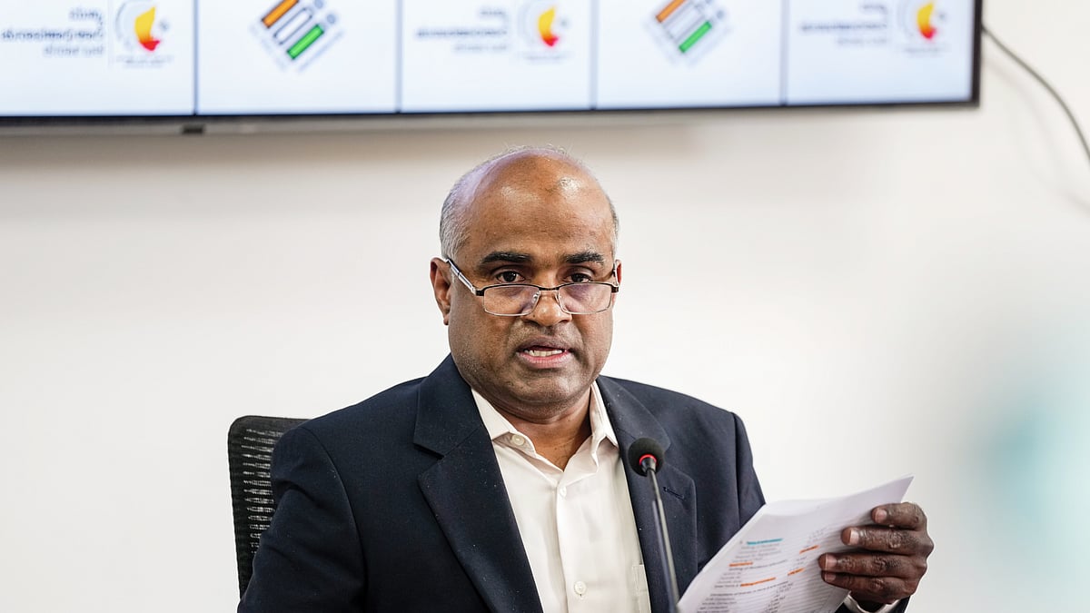 Karnataka CEO V. Anbukkumar at the press conference, 27 Oct