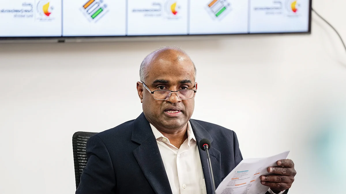 Karnataka CEO V. Anbukkumar at the press conference, 27 Oct