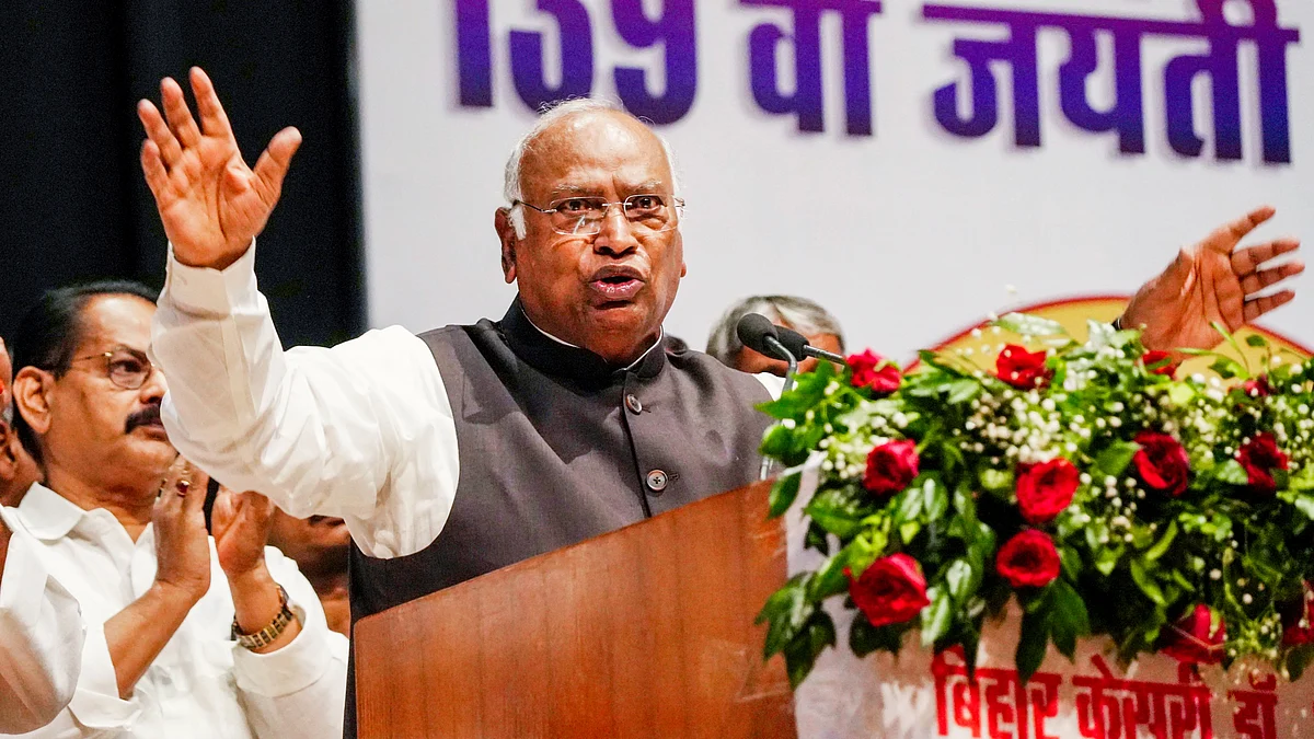Mallikarjun Kharge addresses a gathering in Patna, 25 Oct