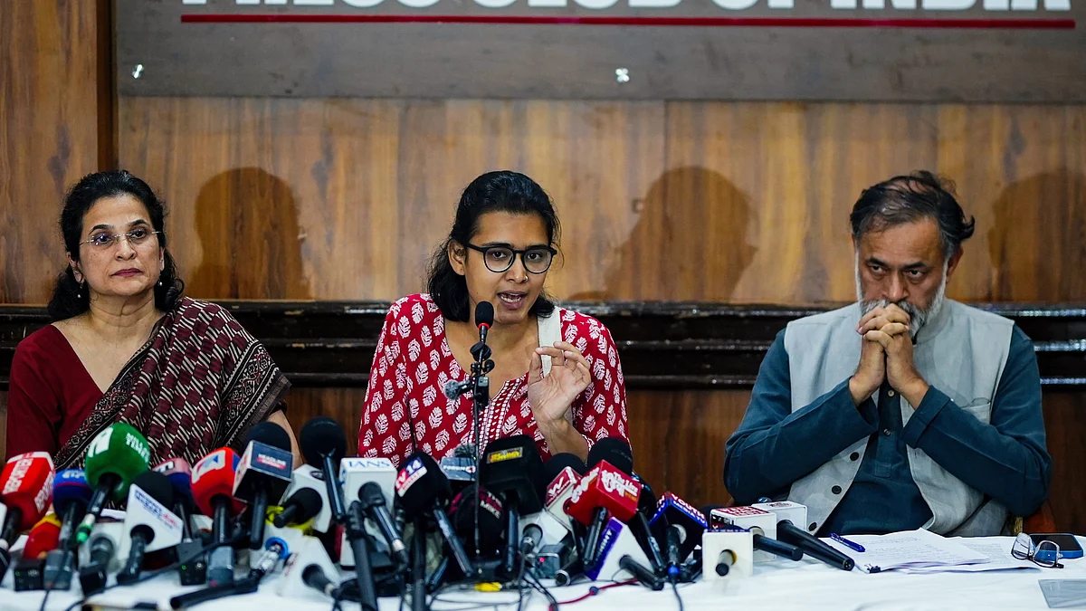 L-R: Anjali Bhardwaj, Neha Bora, and Yogendra Yadav at the press conference, 29 Oct