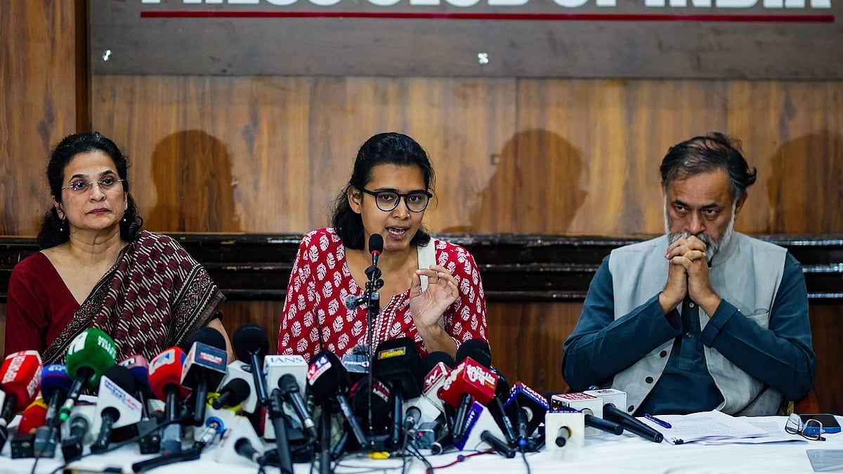 L-R: Anjali Bhardwaj, Neha Bora, and Yogendra Yadav at the press conference, 29 Oct