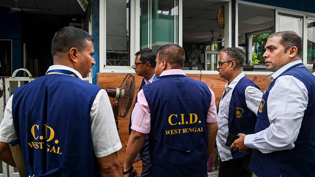 CID officials arrive at the TMC party office next to Mamata Banerjee's residence, 9 June