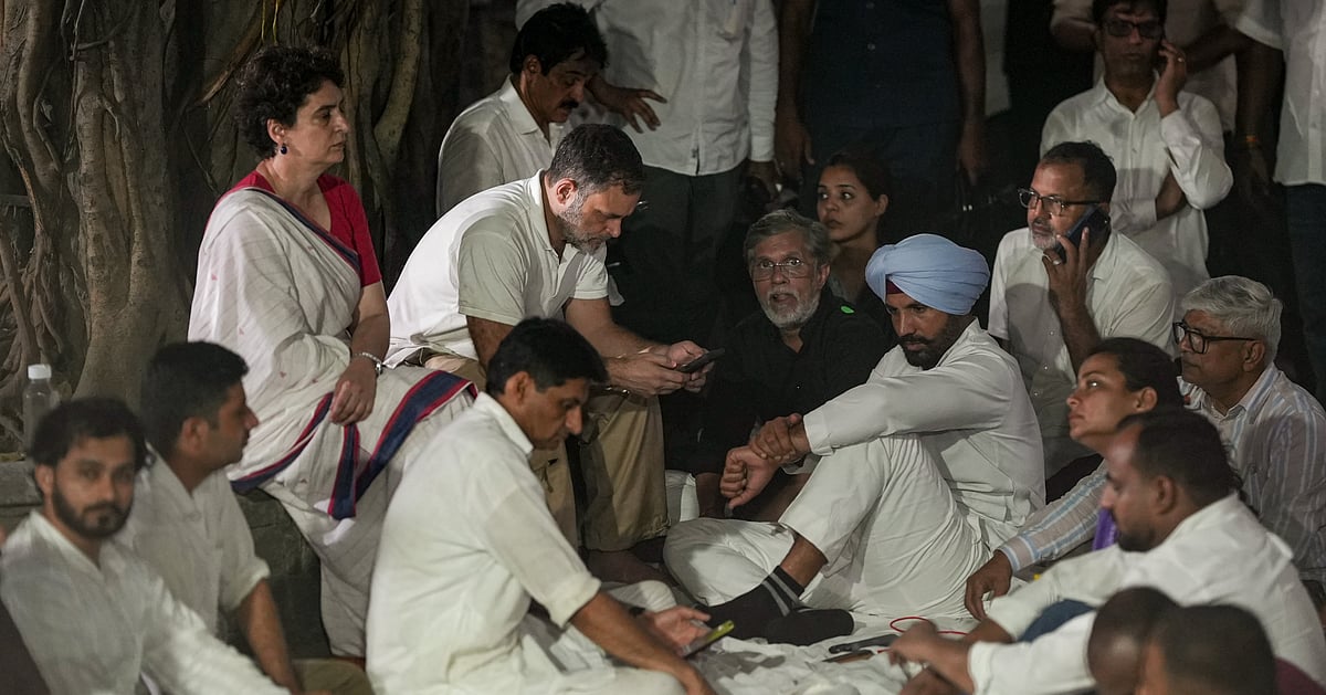 Cop Icoon Delhi Police files FIR against Rahul, Priyanka over Akashvani Bhawan entry