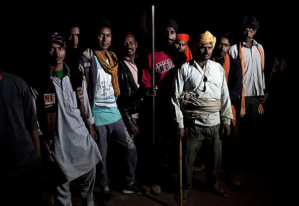 राजस्थान के रामगढ़ में गश्त पर निकले कथित गौर-रक्षक / फोटो : Getty Images