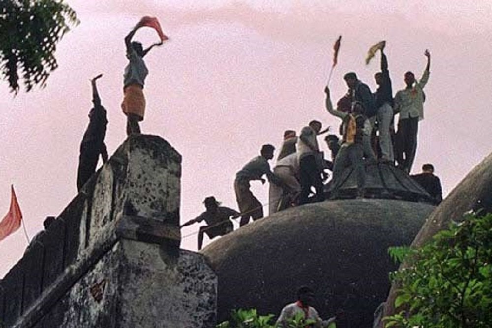 6 दिसंबर, 1992 को बाबरी मस्जिद को गिराते कारसेवक/ फोटो: Twitter
