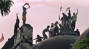 6 दिसंबर, 1992 को बाबरी मस्जिद को गिराते कारसेवक/ फोटो: Twitter