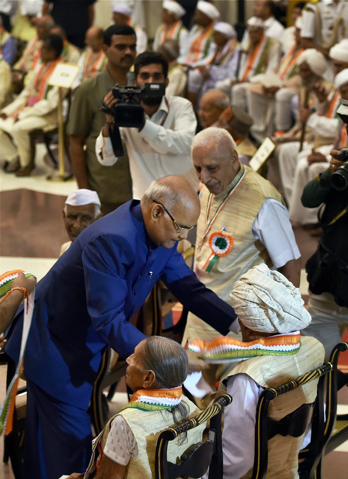 राष्ट्रपति रामनाथ कोविंद स्वतंत्रता सेनानियों को सम्मानित करते हुए/ फोटो: पीटीआई