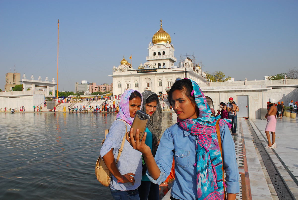 

दिल्ली के बंगला साहिब गुरुद्वारा में बैसाखी पर सेल्फी लेती लड़कियां