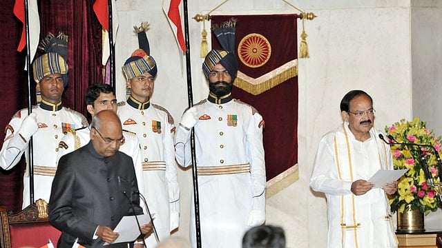 उपराष्ट्रपति पद की शपथ लेते देश के 13वें राष्ट्रपचि वेंकैया नायडू /फोटो : पीटीआई