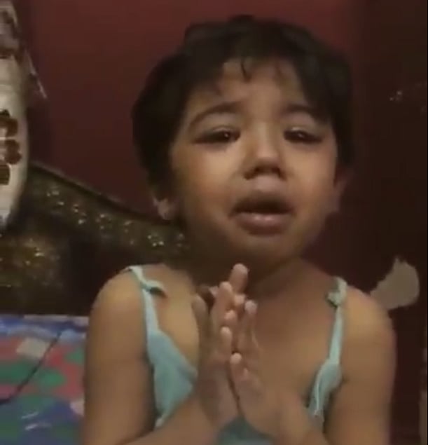 पढ़ाने के नाम पर बच्चे की
पिटाई, कई हस्तियों ने सोशल साइट्स पर जताया दुख