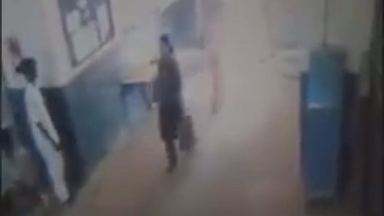 जेल में अपनी दोस्त के साथ दाखिल होती हुई शशिकला/ फोटोः Twitter