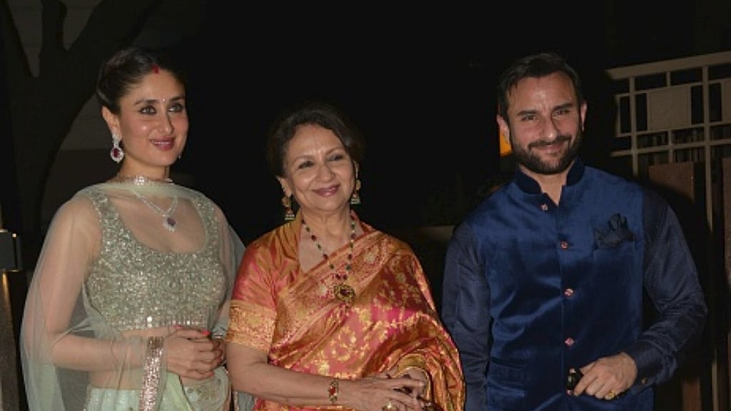 अपने बेटे सैफ अली खान और बहु करीना कपूर के साथ शर्मिला टैगार/ फोटो: Getty Images