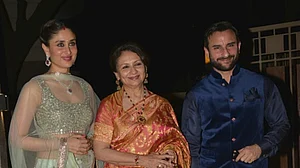 अपने बेटे सैफ अली खान और बहु करीना कपूर के साथ शर्मिला टैगार/ फोटो: Getty Images