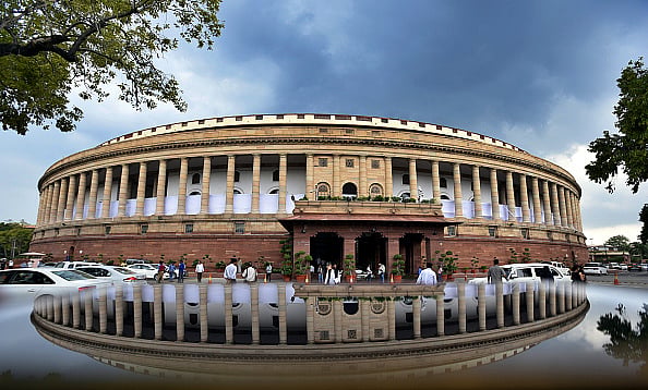 मॉनसून सत्र के दौरान संसद भवन / फोटो : Hindustan Times via Getty Images