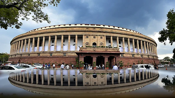 मॉनसून सत्र के दौरान संसद भवन / फोटो : Hindustan Times via Getty Images