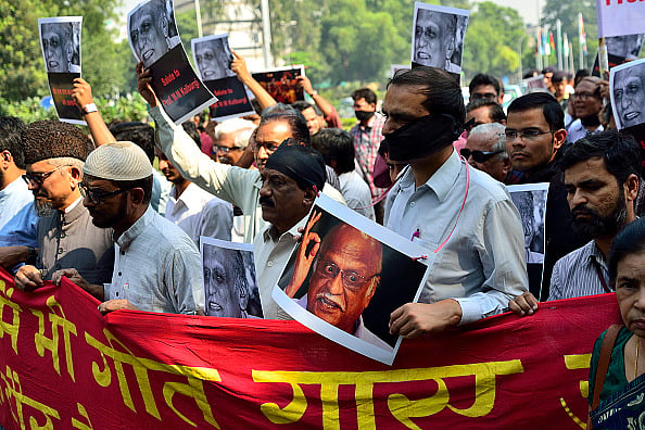प्रो एमएम कलबुर्गी की हत्या का विरोध करते नागरिक/ फोटो: Getty Images